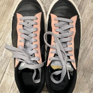 Nike Women's Black and Pink Sneakers